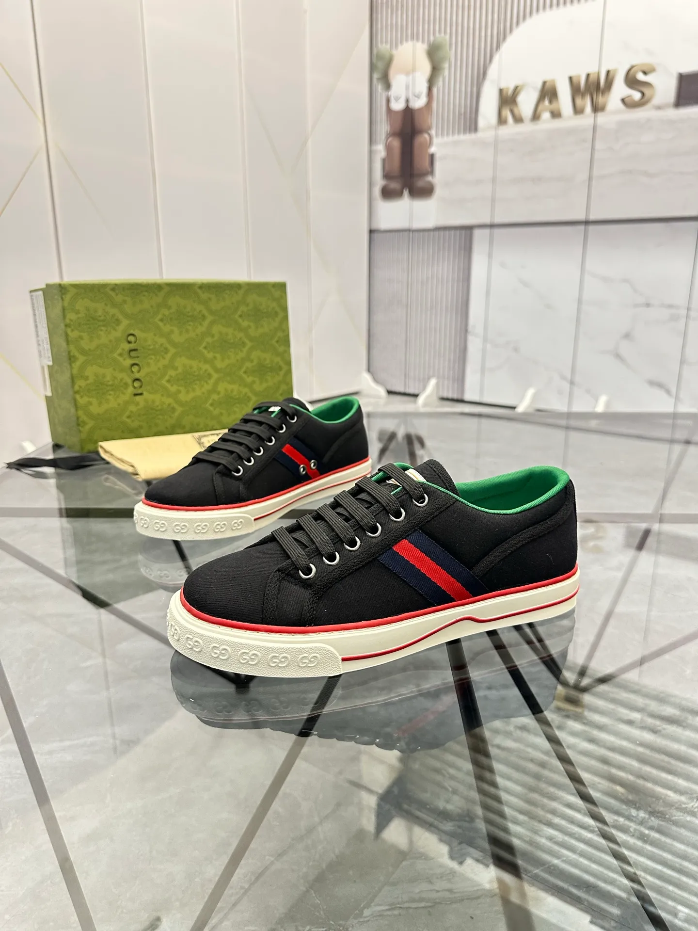 Men's shoes: 💰P360¥ Product trademark: Gucci* "Gucci*" low-cut casual shoes Regular size: 38-44 (can be customized to 45.46.) Product materials: Original material from the upper counter, breathable lining, original outsole. Number: 661